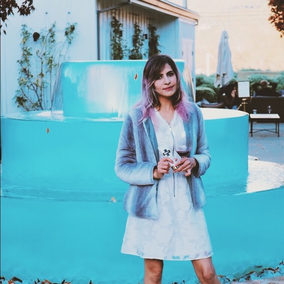 ⭐️Ultra Soft Faux Fur Coat In Grey⭐️ - Picture 5 of 8